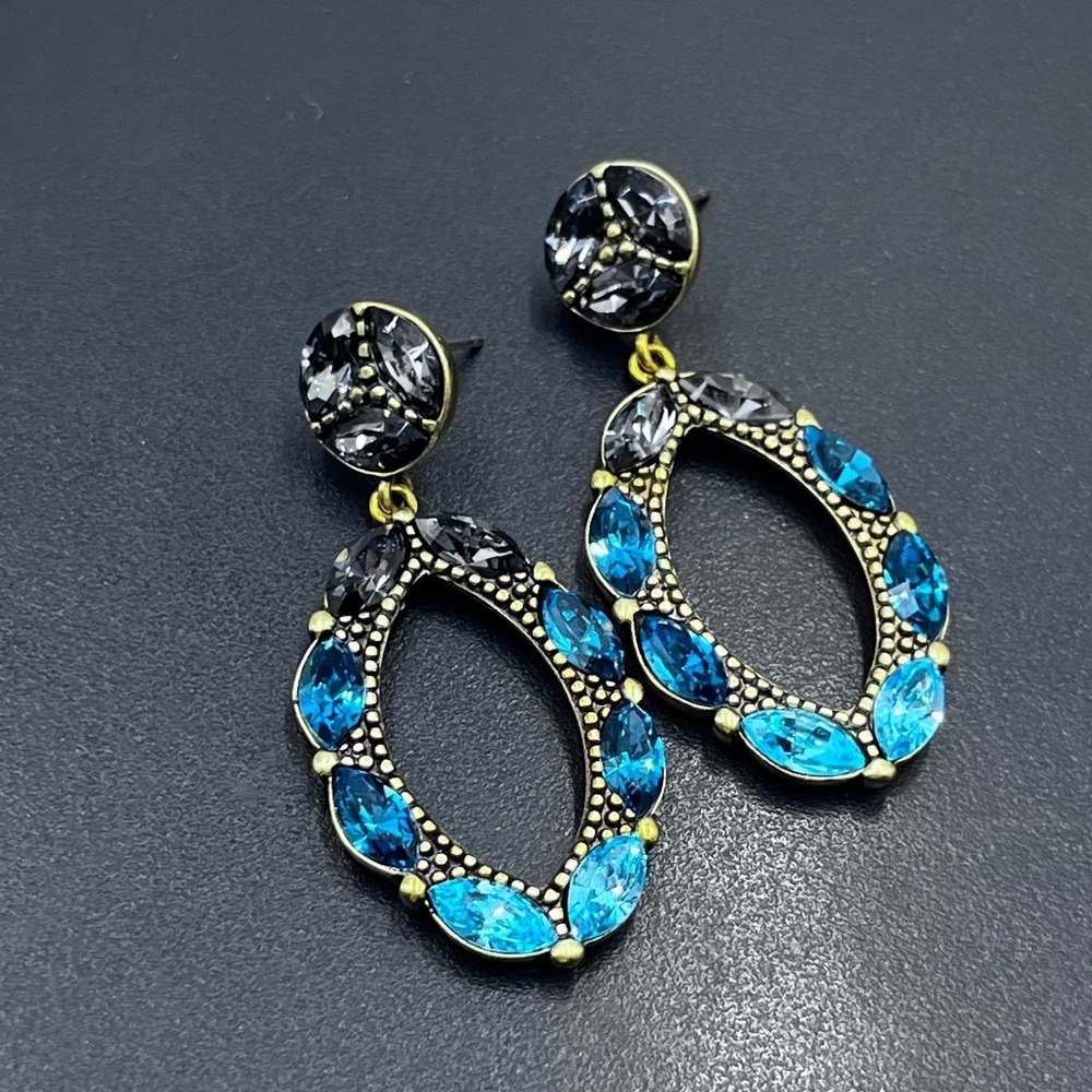 Silpada KR Peacock Punch
Swarovski Bling Crystals Blue Brass
Earrings KRP0035